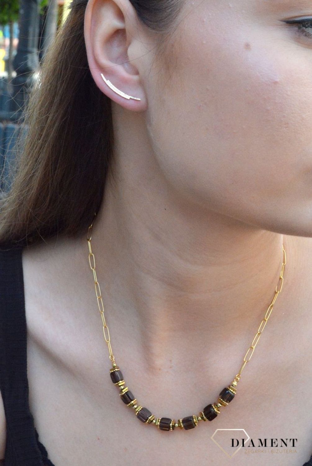 Kolczyki złote 333 grawerowane nausznice KL 10939 333. Kolczyki złote 333 grawerowane. Kolczyki nausznice. Eleganckie, złote kolczyki marki Diament wykonane z próby złota 333 o wadze około 0,66 g. Długość kolczyka 2,5 cm.jpg